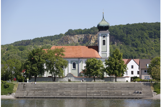 Fotografie: Blick über die Donau zu den Donautreppen und der Kirche St. Georg in Schwabelweis