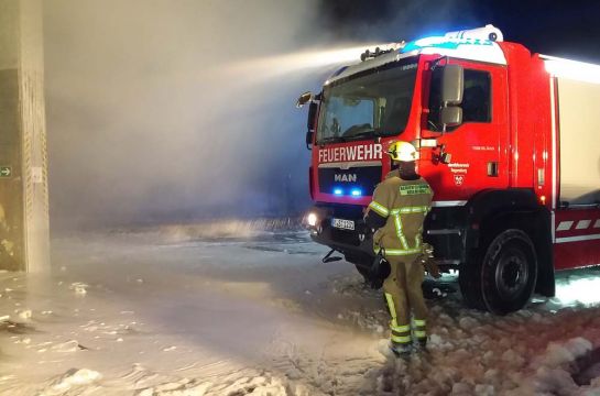 Feuerwehrfahrzeug im Löscheinsatz