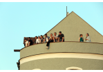 Fotografie: Menschen genießen den Ausblick von einer Dachterrasse. 