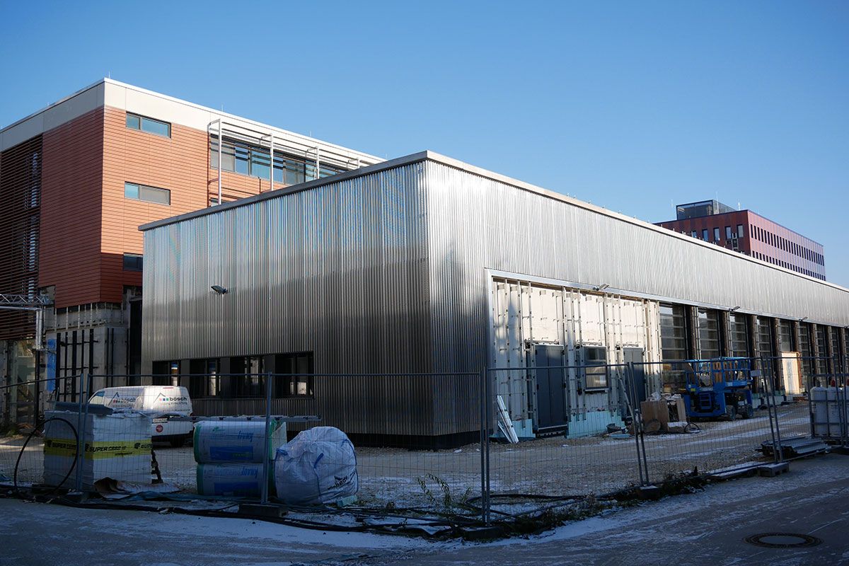 Fotografie - Keramikfassade an der Südseite des Bauteils 3b 