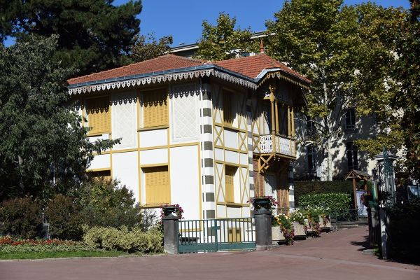 Fotografie – Außenansicht des Chalet Lecroq in Clermont-Ferrand
