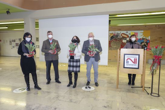 Blumen als Präsent bei der Spendenübergabe