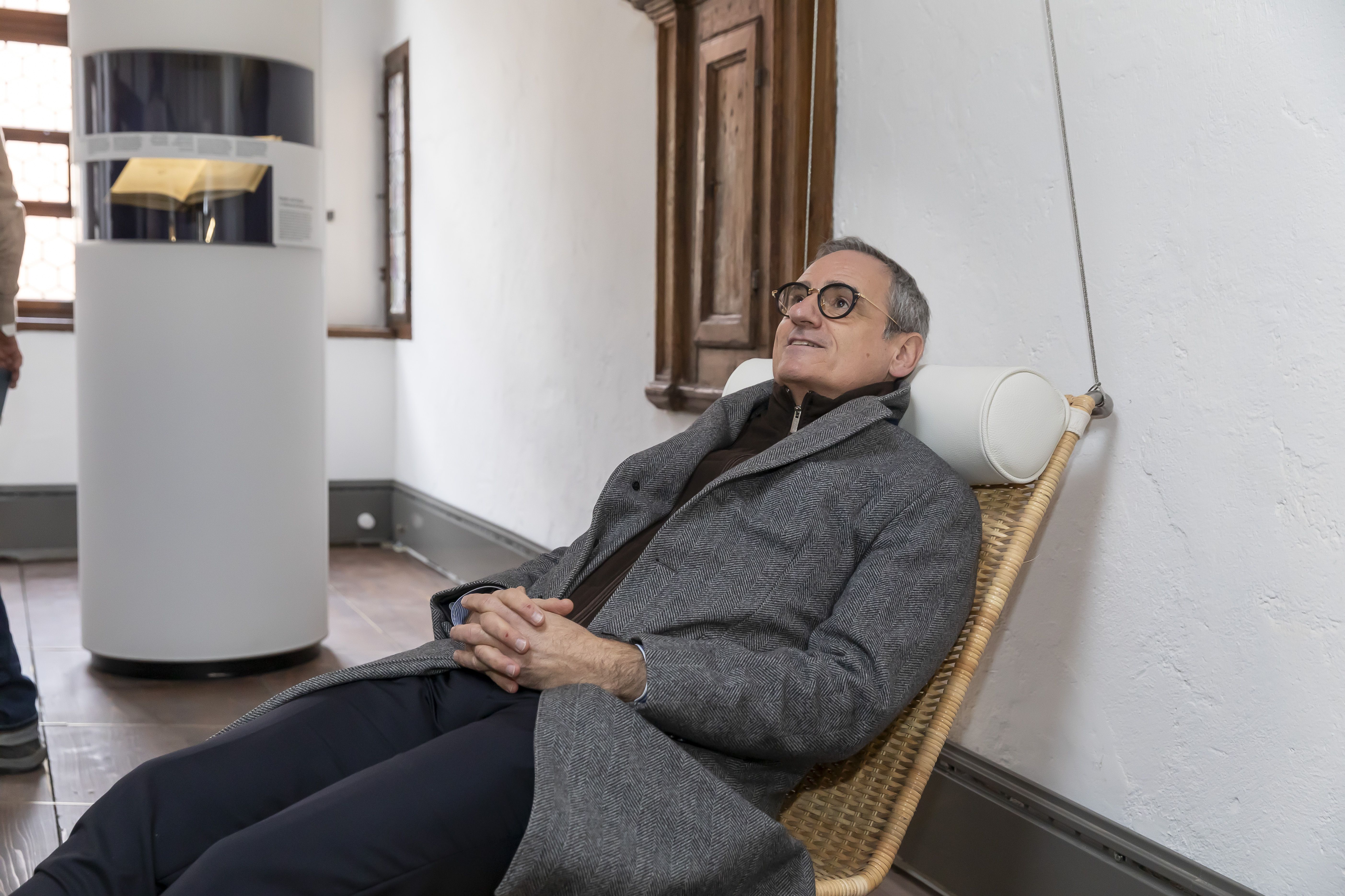 Fotografie: Kulturreferent Wolfgang Dersch auf einer schwebenden Liege im Projektions-Raum