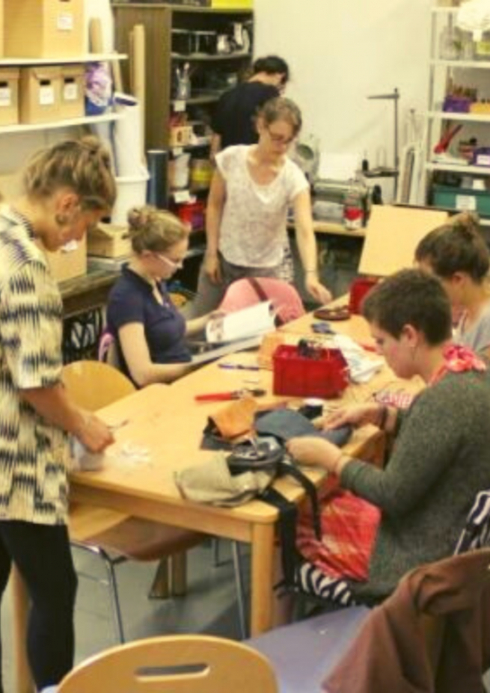 Viele junge Menschen werken, basteln und malen im Atelier des W1 © Stadt Regensburg