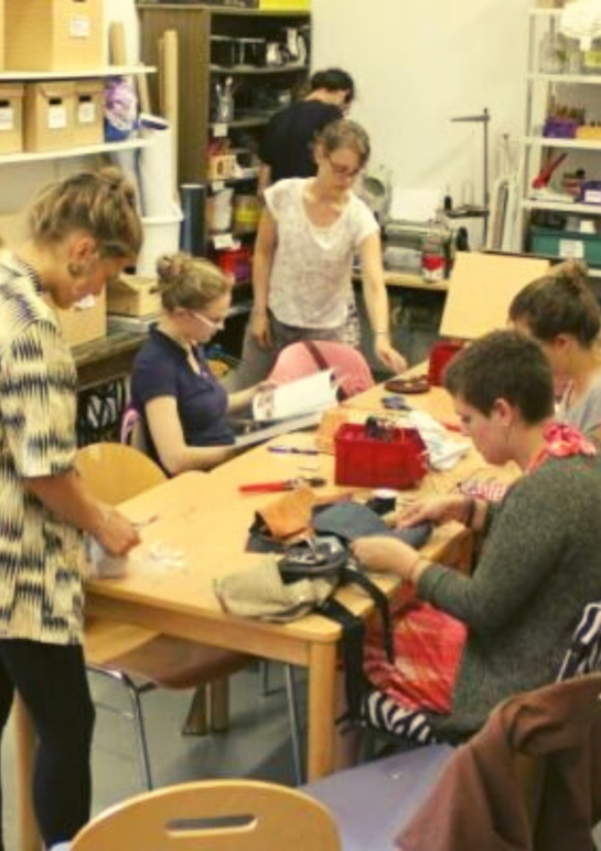 Viele junge Menschen werken, basteln und malen im Atelier des W1