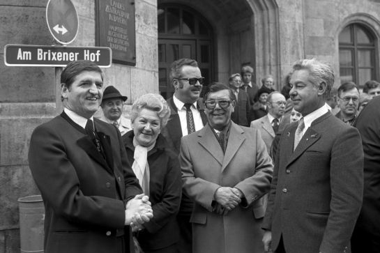 Fotografie: Hildegard Anke bei der Enthüllung des Straßenschilds „Am Brixener Hof“ mit Oberbürgermeister Friedrich Viehbacher und dem Brixener Bürgermeister Zeno Giacomuzzi (1979)