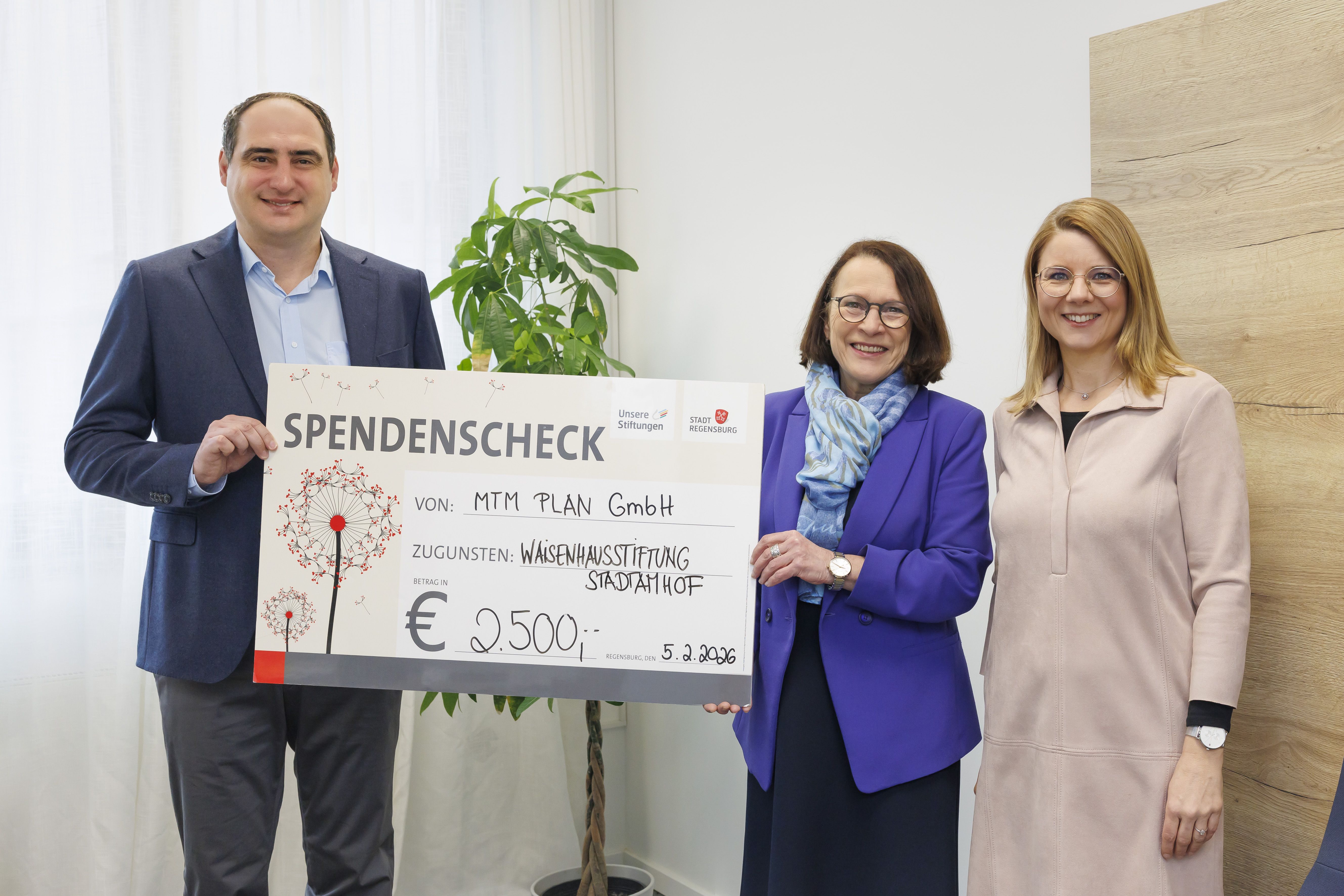 Fotografie – (v.l.n.r.) Gerald Zimmerer, Geschäftsführer MTM Plan GmbH, Oberbürgermeisterin Gertrud Maltz-Schwarzfischer, Melanie Brunner, Stiftungsverwaltung 