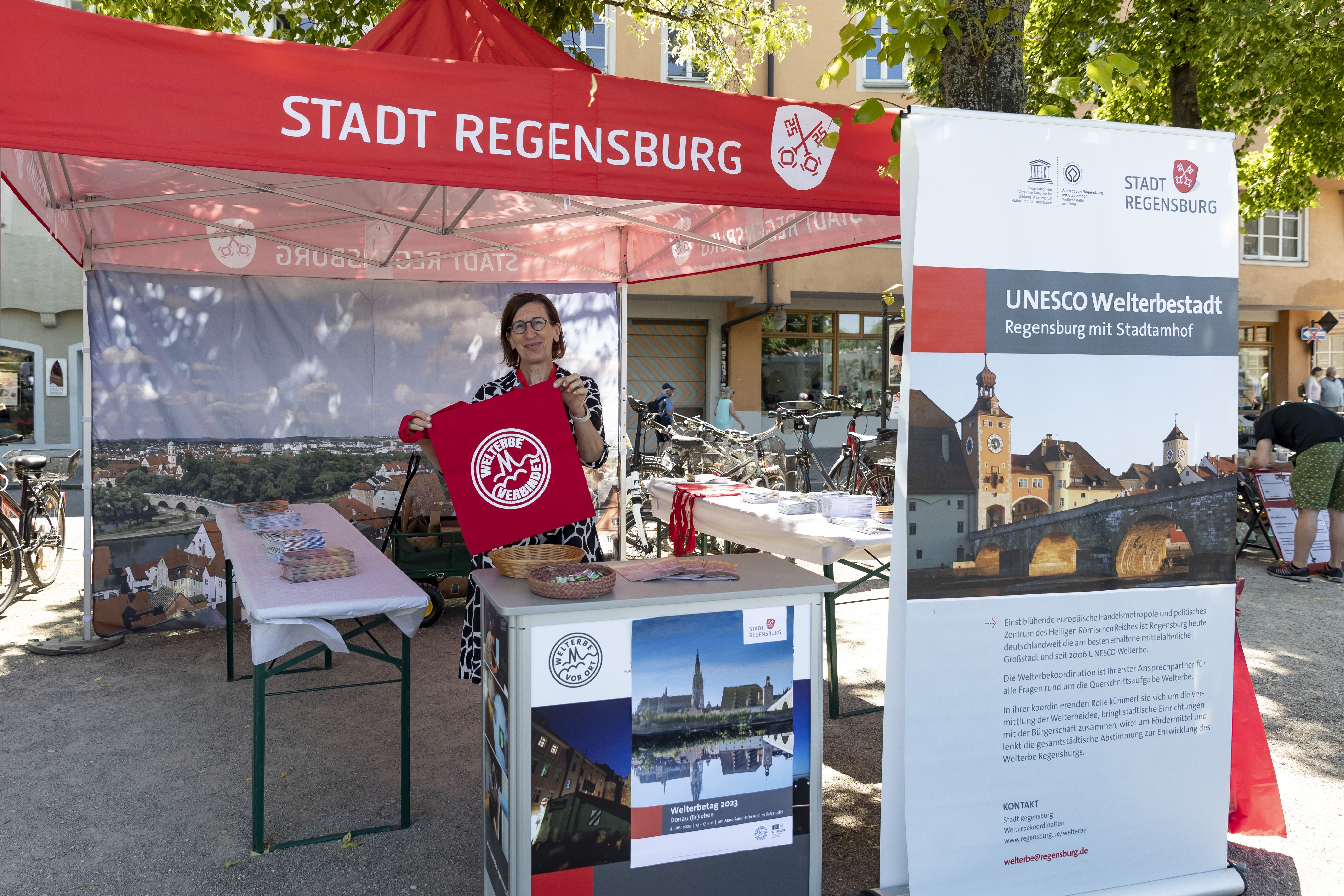 Welterbetag 2023: Donau (Er)leben: Welterbemeile am Marc-Aurel-Ufer 04: Infostand der Welterbekoordination mit Monika Göttler
