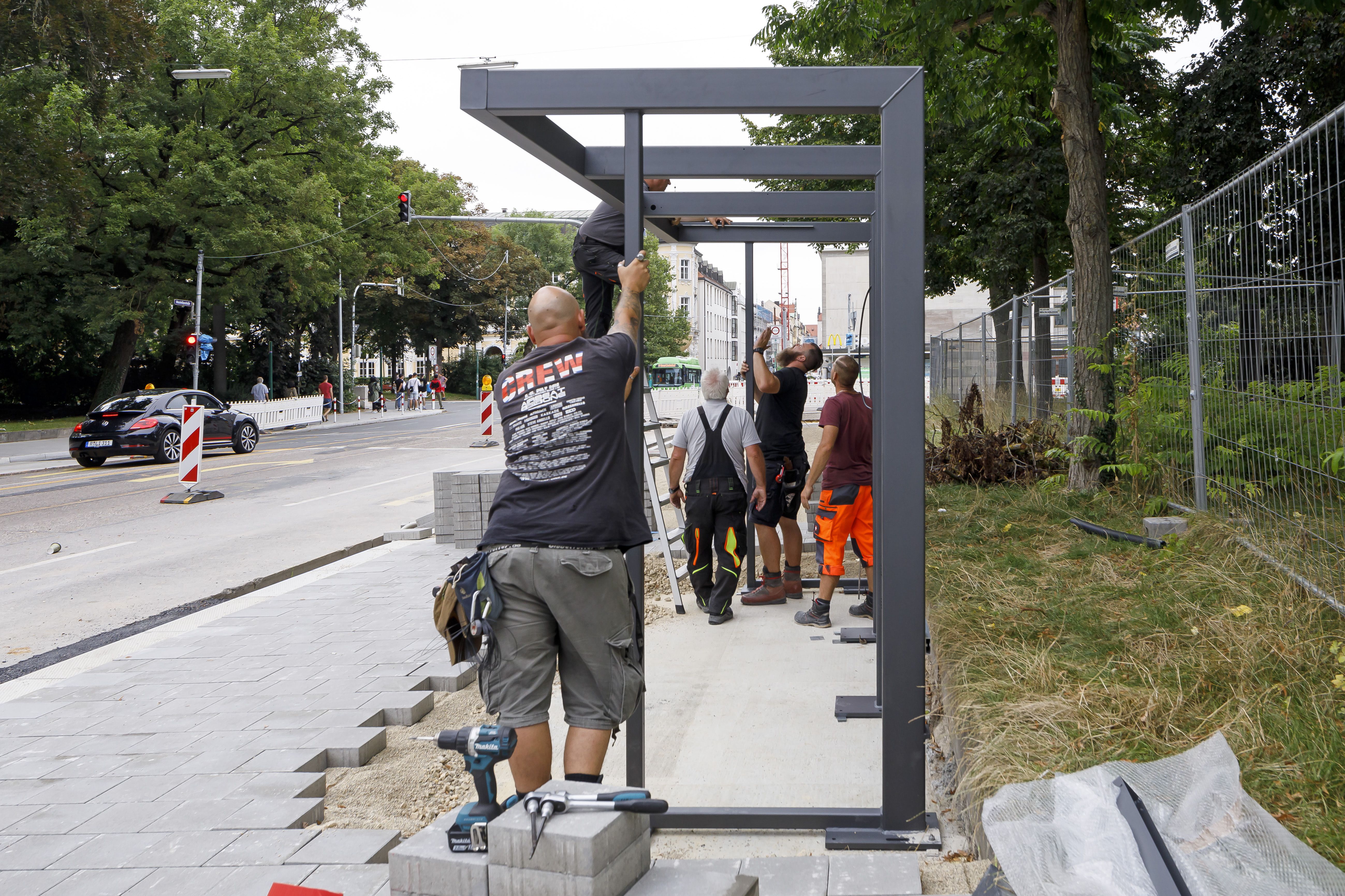 Errichtung der neuen Wartehäuschen in der Maximilianstraße