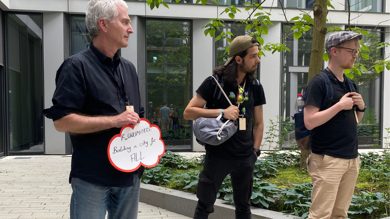 Herr Daiber erklärt die Challenge von R_NEXT am Hackathon 2024.