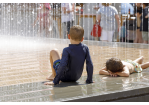 Fotografie: Zwei Jungen in Badekleidung auf der PlayFountain auf dem Neupfarrplatz