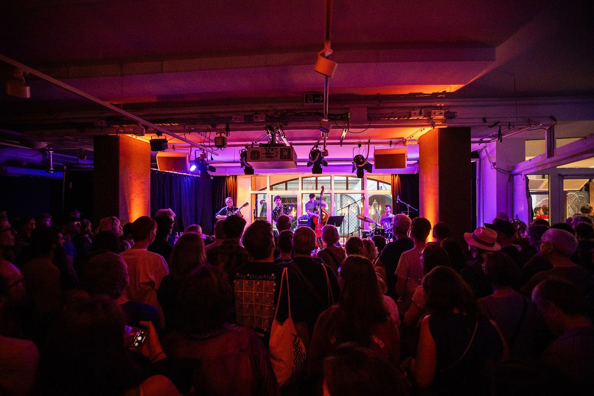 Fotografie – Degginger: Blick auf die Bühne bei einem Jazzkonzert