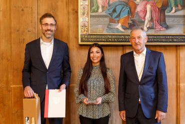 Fotografie - Auszeichnung für die SGB GmbH Regensburg; im Bild Bürgermeister Ludwig Artinger mit Korbinian Kraus, stellv. Geschäftsführer, und Bianca Samhuber