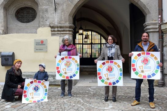 Fotografie: Eröffnung des Nachhaltigkeitspfades 2020 mit Oberbürgermeisterin Gertrud Maltz-Schwarzfischer und Nachhaltigkeitsmanager Michael Grein  (C) Bilddokumentation Stadt Regensburg