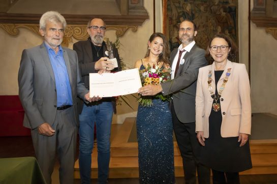 Fotografie: Michael Buschheuer (2. v. r.) nach der Preisverleihung durch Oberbürgermeisterin Gertrud Maltz-Schwarzfischer  