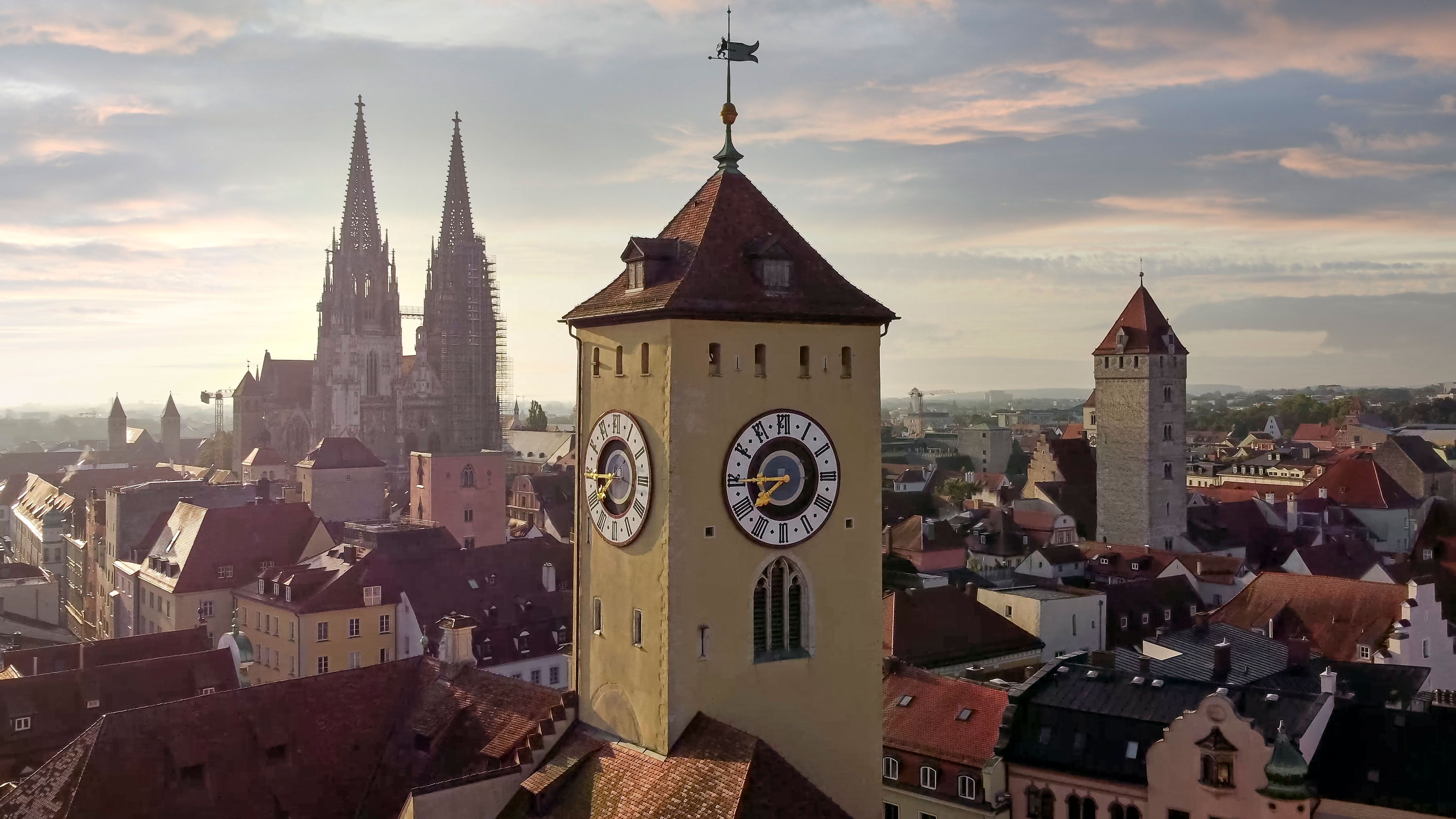 Bildmaterial - Dächerblick Rathausturm und Dom