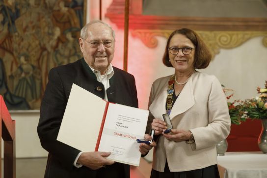 Fotografie: Richard Reil mit Oberbürgermeisterin Gertrud Maltz-Schwarzfischer