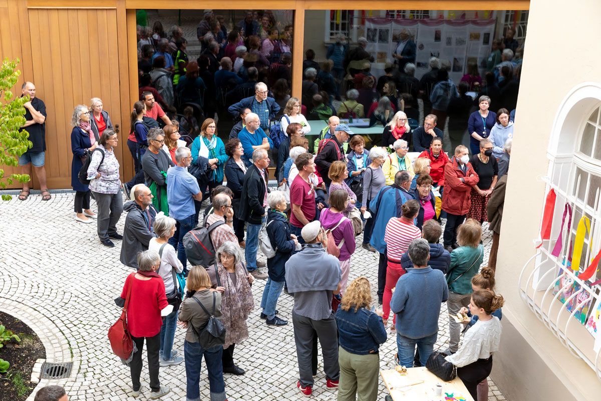 Fotografie: Menschen im Innenhof der Regensburger Synagoge