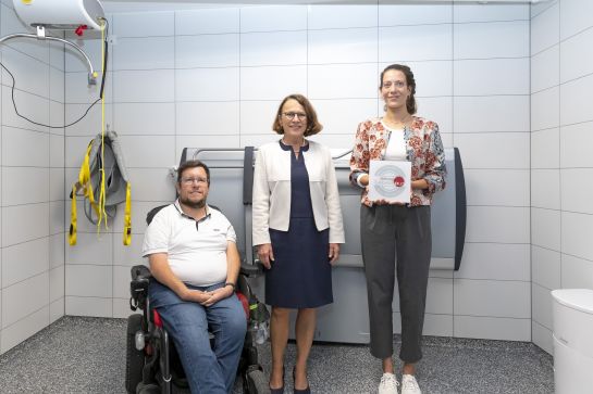 Fotografie: Das Foto zeigt den Inklusionsbeauftragten Frank Reinel, Oberbürgermeisterin Gertrud Maltz-Schwarzfischer und Josefine Hille von der Stifung Leben pur in der neu eröffneten "Toilette für alle" am Schwanenplatz.