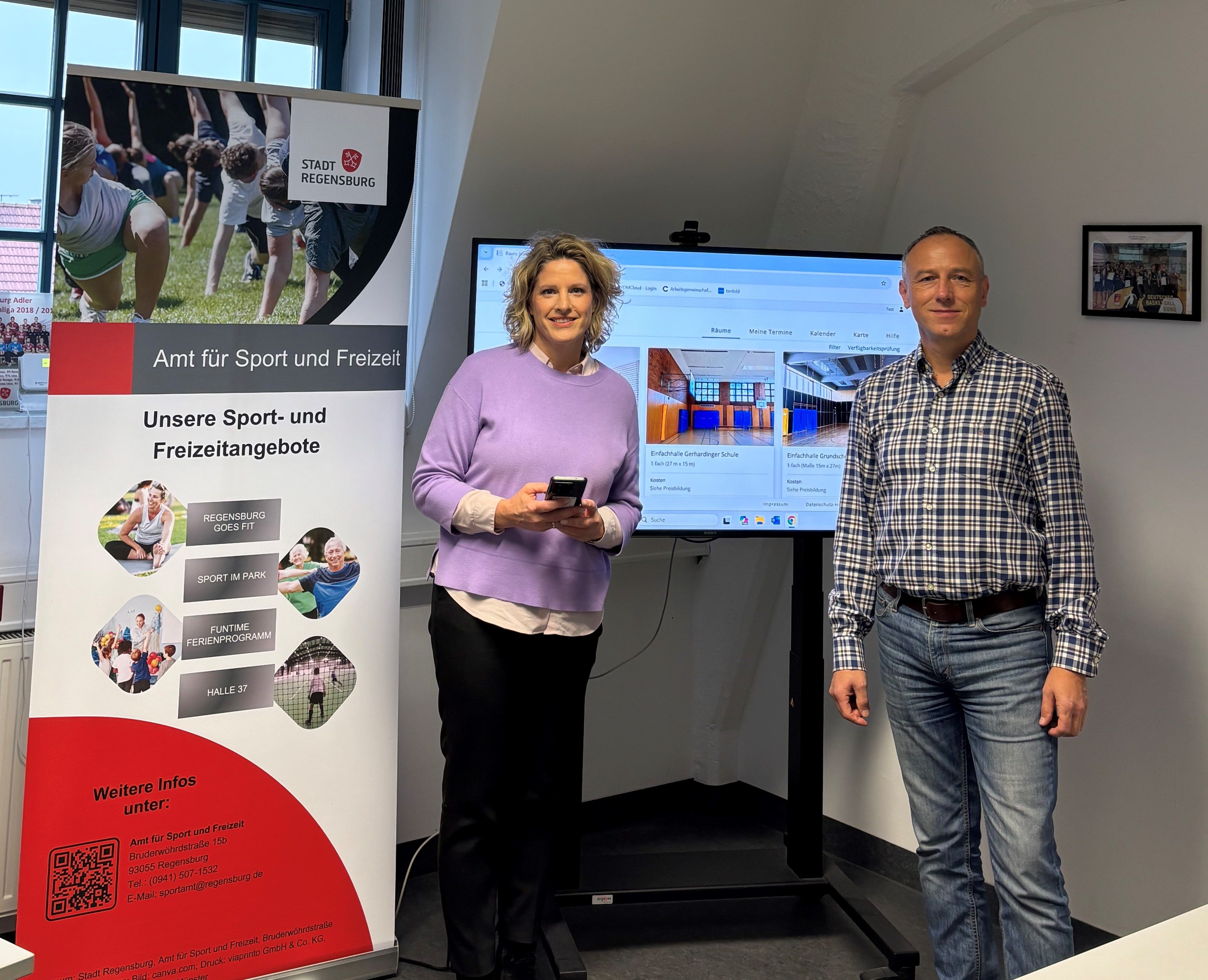 Fotografie – Bürgermeisterin Astrid Freudenstein und Christian Goß, Leiter des Amtes für Sport und Freizeit