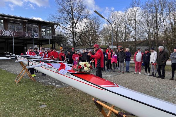 Bootstaufe 'Mitanand' vor dem Bootshaus © RRV