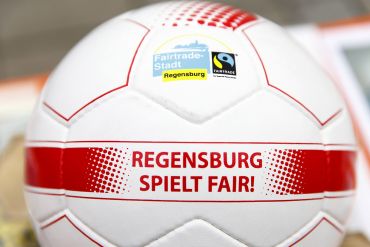 Auch bei Spielzeug und Sportgeräten sollte man auf das Fairtrade-Siegel achten.