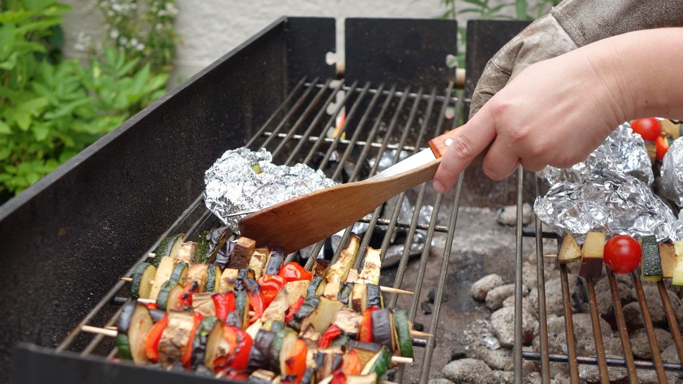Grill mit Gemüsespießen