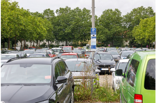 Verkehr und Mobilität - Parken - Bild mit parkenden Autos