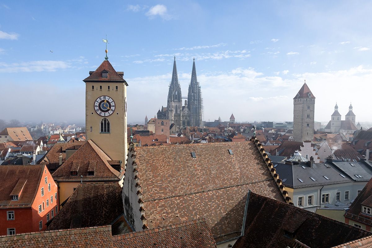 Fotografie - Im Vordergrund der Rathausturm, dahinter die Domtürme sowie der Goldene Turm