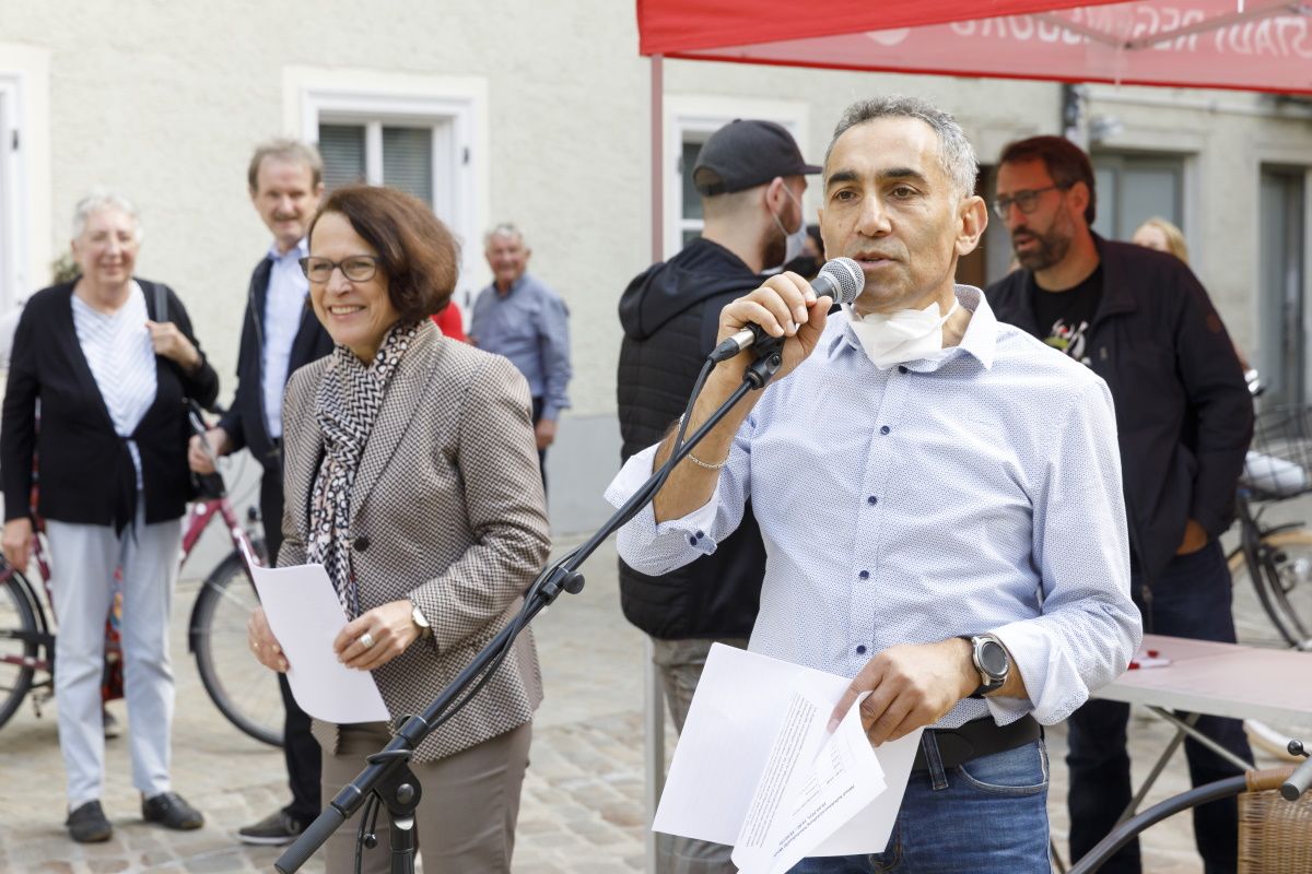 Integrationsbeirat Nurdogan Cetinkaya bei seiner Eröffnungsrede