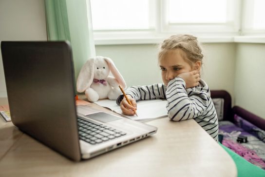 Fotografie: Kind sitzt vor Laptop (C) 123rf.com / Maria Symchych