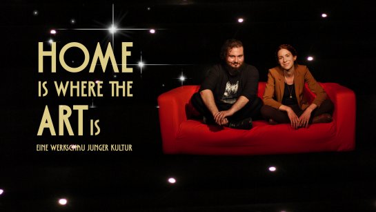 Das Logo von "Home is where the Art is" sowie das Moderationsteam Flora Pulina und Sebastian Schillallis auf roter Couch vor dem Sternen-Hintergrund der W1-Bühne im Kulturcafé.