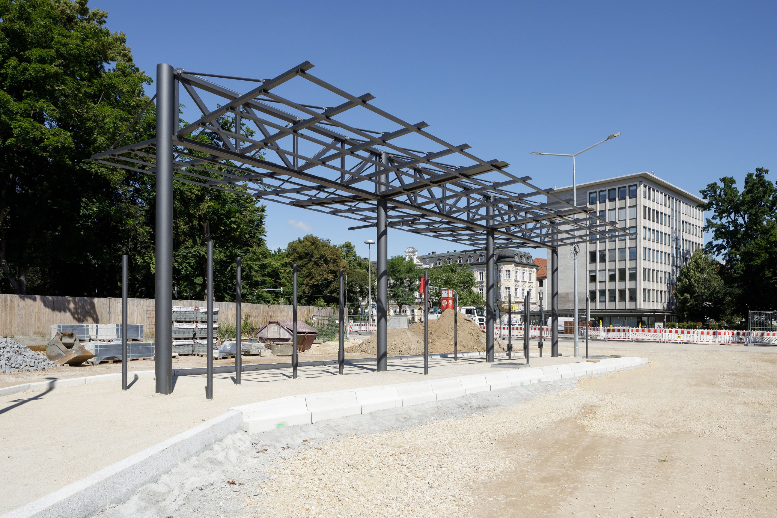 Errichten der Wartehallen auf der Mittelinsel