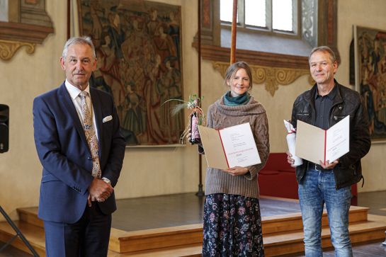 Fotografie - Bürgermeister Ludwig Artinger überreicht Anna Murr und Thomas Ferber den Umweltpreis