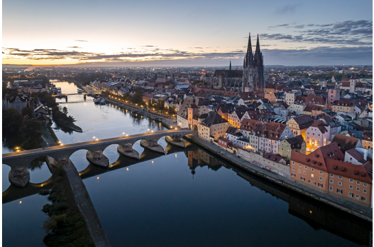 Fotografie - Luftaufnahme mit Blick über die Altstadt, Donau und Steinerner Brücke