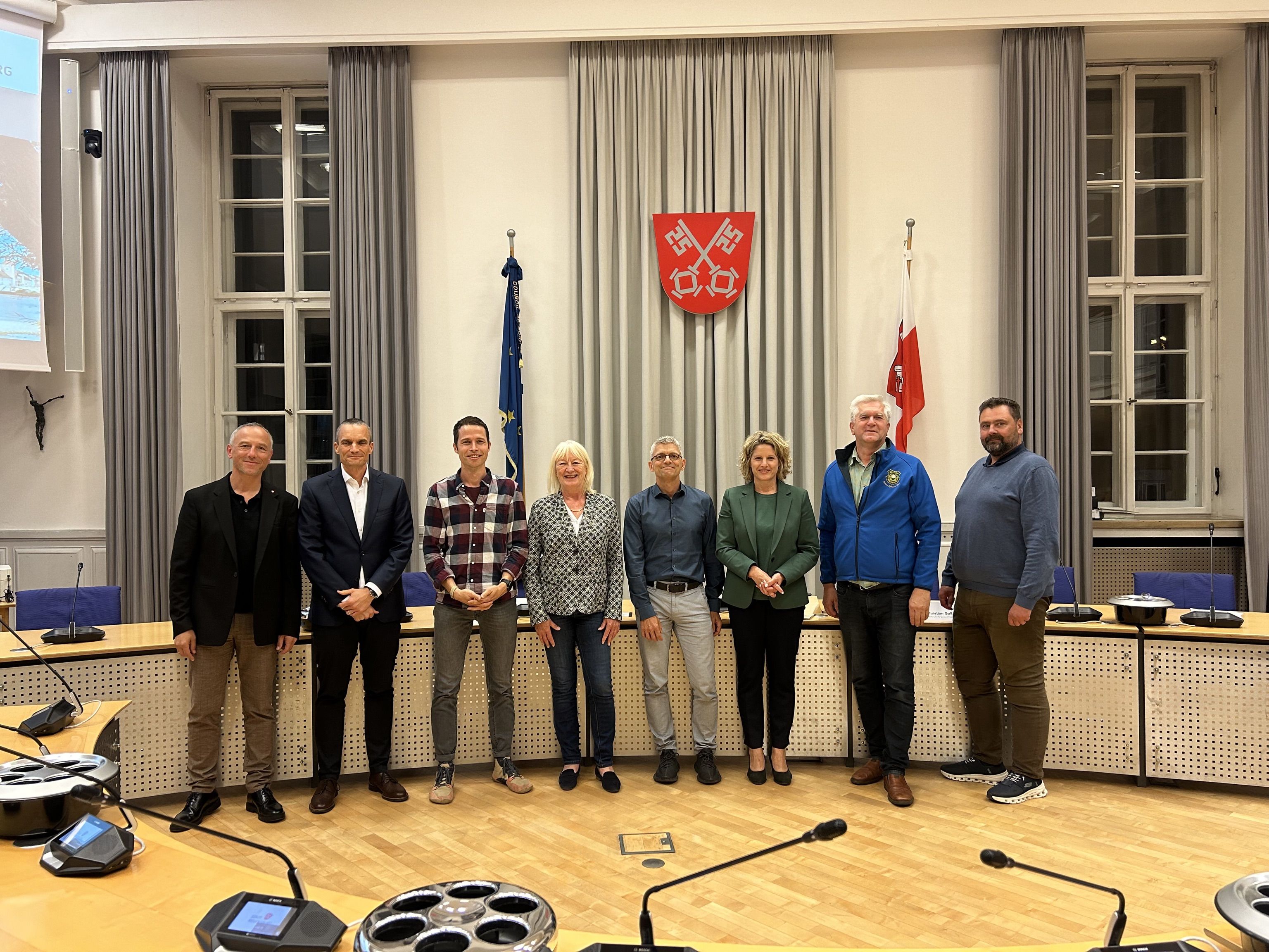 Fotografie – (v. l. n. r.) Christian Goß (Leiter des Amtes für Sport und Freizeit), Christian Volkmer, Max Rieder, Christine Schween, Armin Zimmermann, Bürgermeisterin Astrid Freudenstein, Alexander Schuster und Jens Heinz