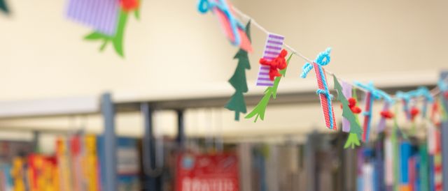 Eine weihnachtliche Girlande hängt in der Stadtbücherei