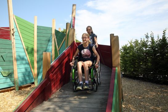 Fotografie: Perspektivwechsel: Kinderberater testen Inklusionsspielplatz. Es gibt verschiedene Bereiche, die von Rollstuhlfahrern mit und ohne Unterstützung genutzt werden können.