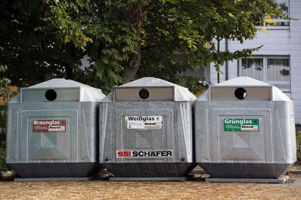 Foto Altglas- und Kleidercontainer