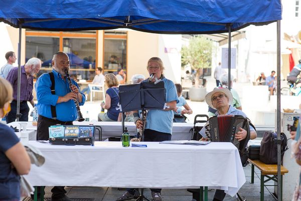 Musiker spielen auf einer Veranstaltung im Freien