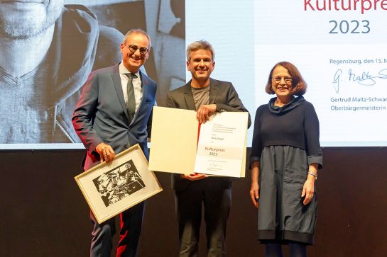 Fotografie - Kulturpreisträger Peter Engel mit Oberbürgermeisterin Gertrud Maltz-Schwarzfischer (rechts) und Kulturreferent Wolfgang Dersch (links)