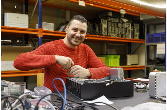 Herr Emad Attar in der Werkstatt der Computerspende Regensburg e.V.