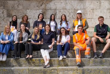 Fotografie - verschiedene Nachwuchskräfte vor dem Dom