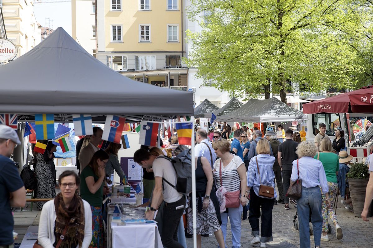 Blick vom Regensburger Rathaus in Richtung Kohlenmarkt. Auf dem Platz stehen viele Pavillons. Aussteller informieren viele Besucher.