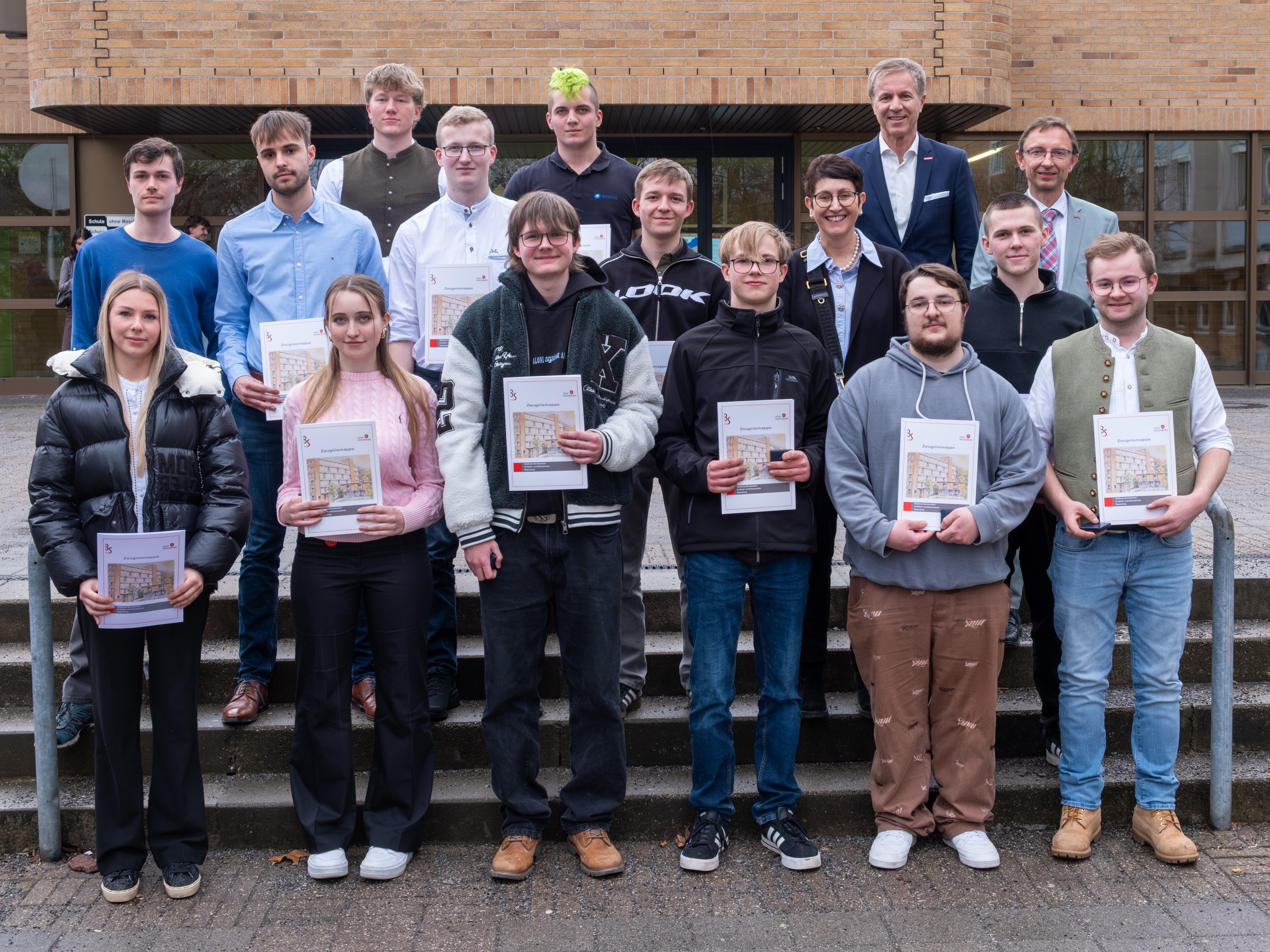 Fotografie – Gruppenfoto – Die „Olympiasieger“ der städtischen Berufsschule I