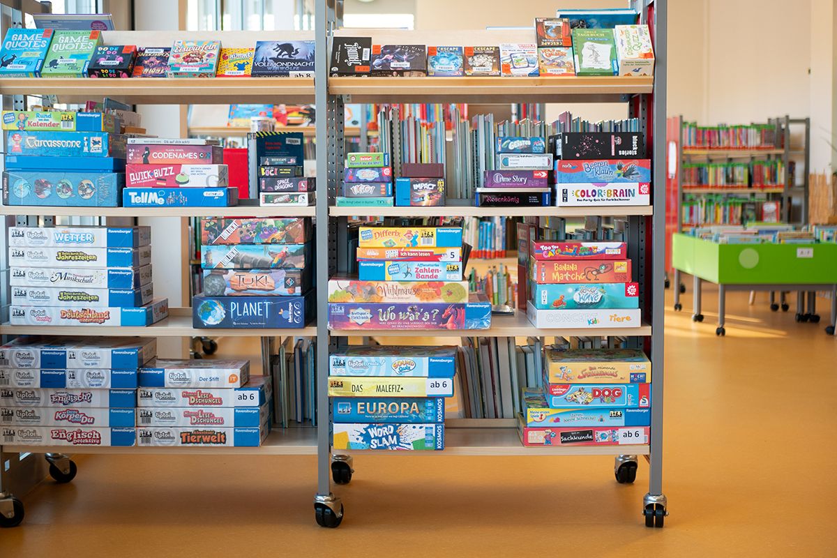 Fotografie - Spiele im Regal in der Stadtteilbücherei Süd.
