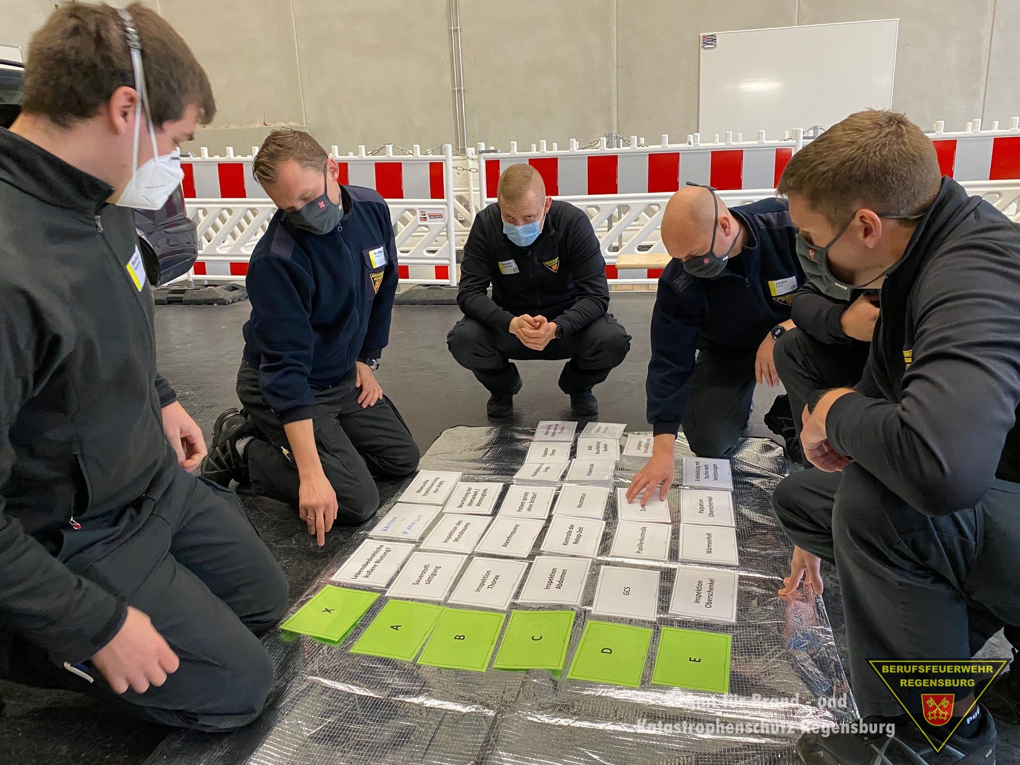 Lehrgangsteilnehmer der Berufsfeuerwehr Regensburg bei einer Fortbildung im Bereich der Notfallmedizin.