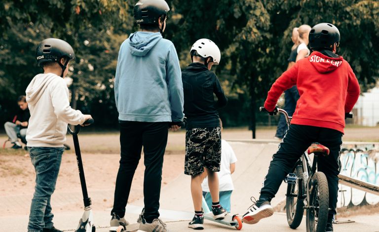 Kinder mit Scootern am Skatepark JUZ Arena