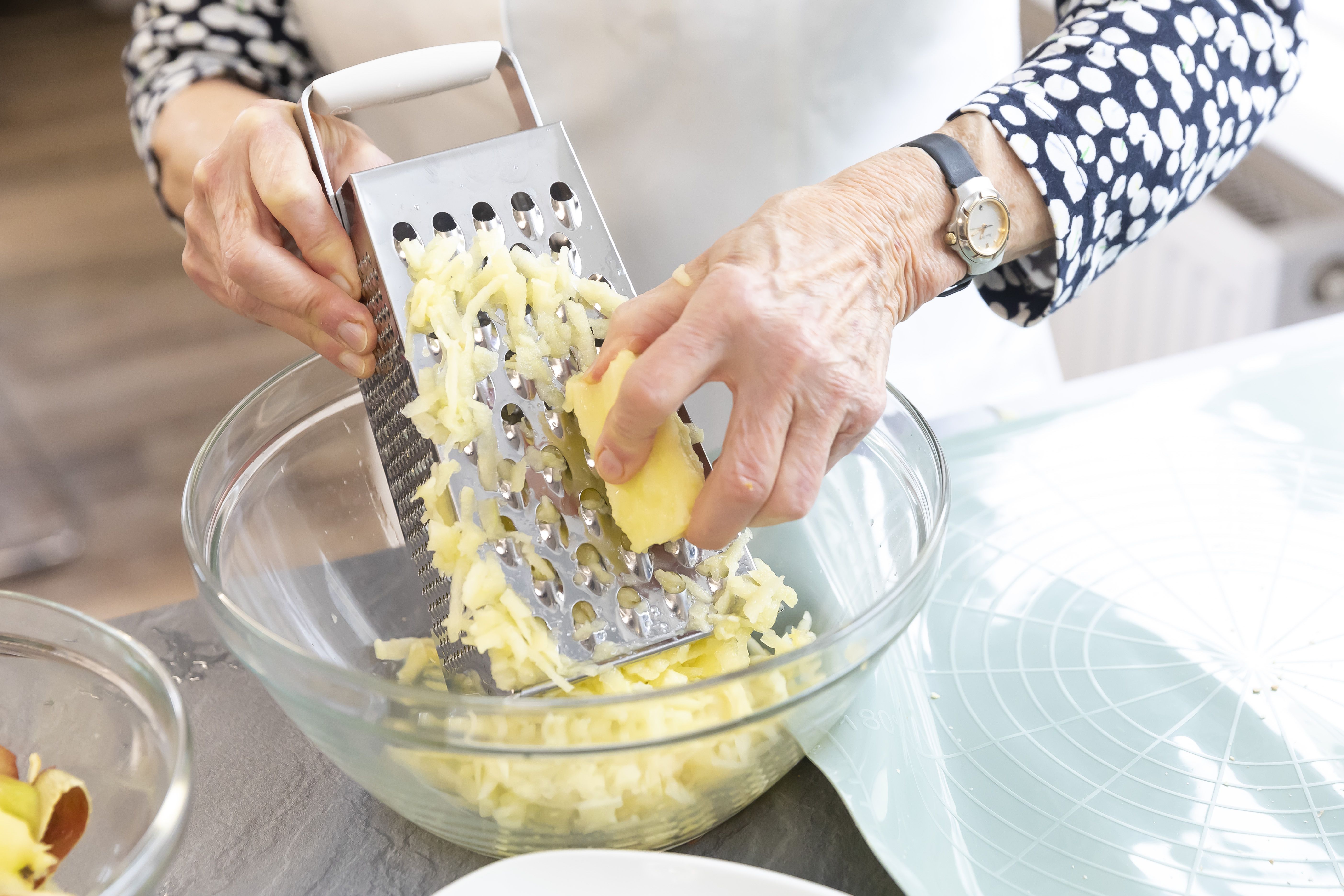 Fotografie - Frau beim kochen