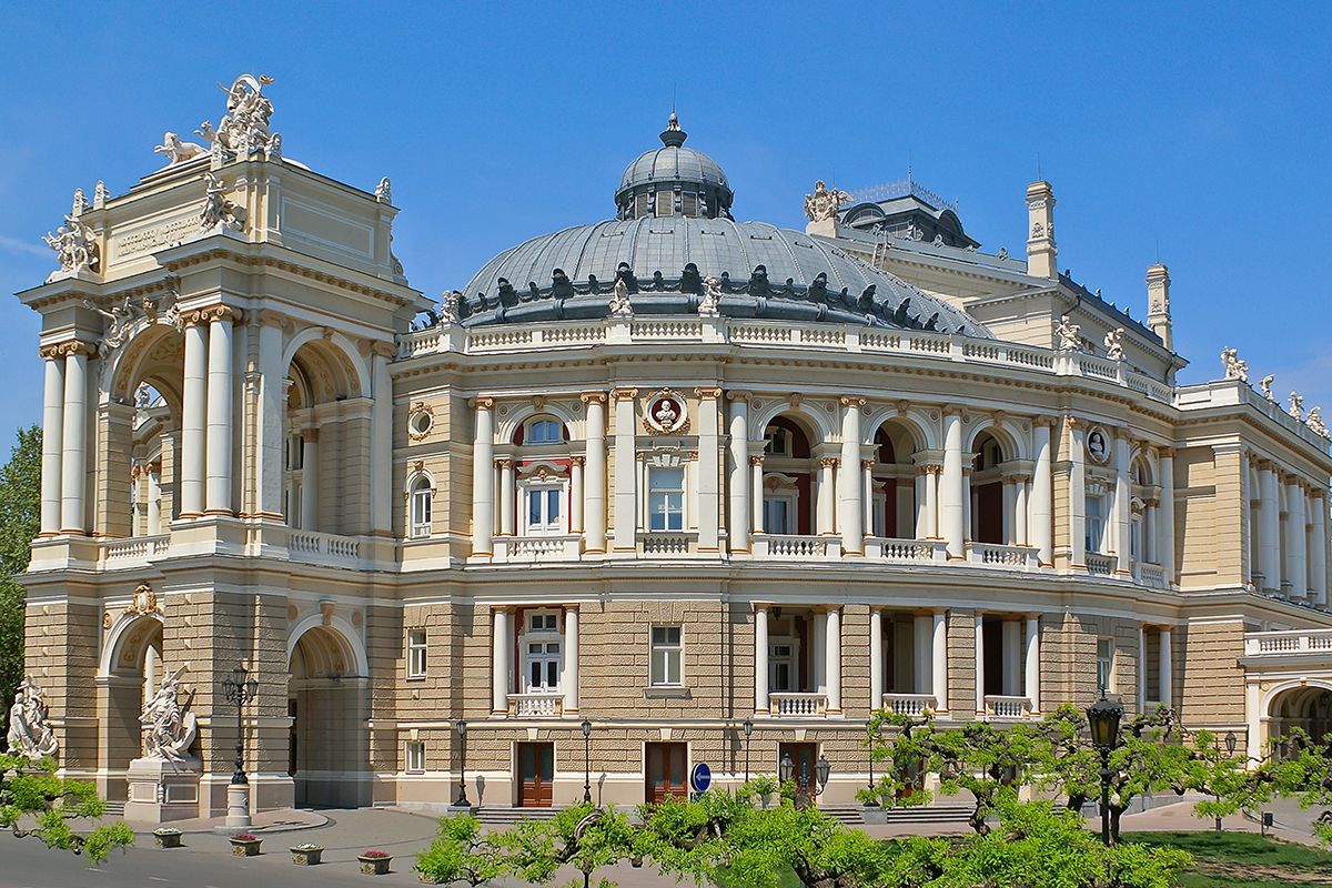 Die Architektur in Odessa besticht durch herausragende Komplexität und Ausdrucksstärke. Ein besonderes Highlight ist das Nationale Opern- und Ballett-Theater, das die Zeitschrift Forbes zu den Top 11 der interessantesten Sehenswürdigkeiten Osteuropas zählt.